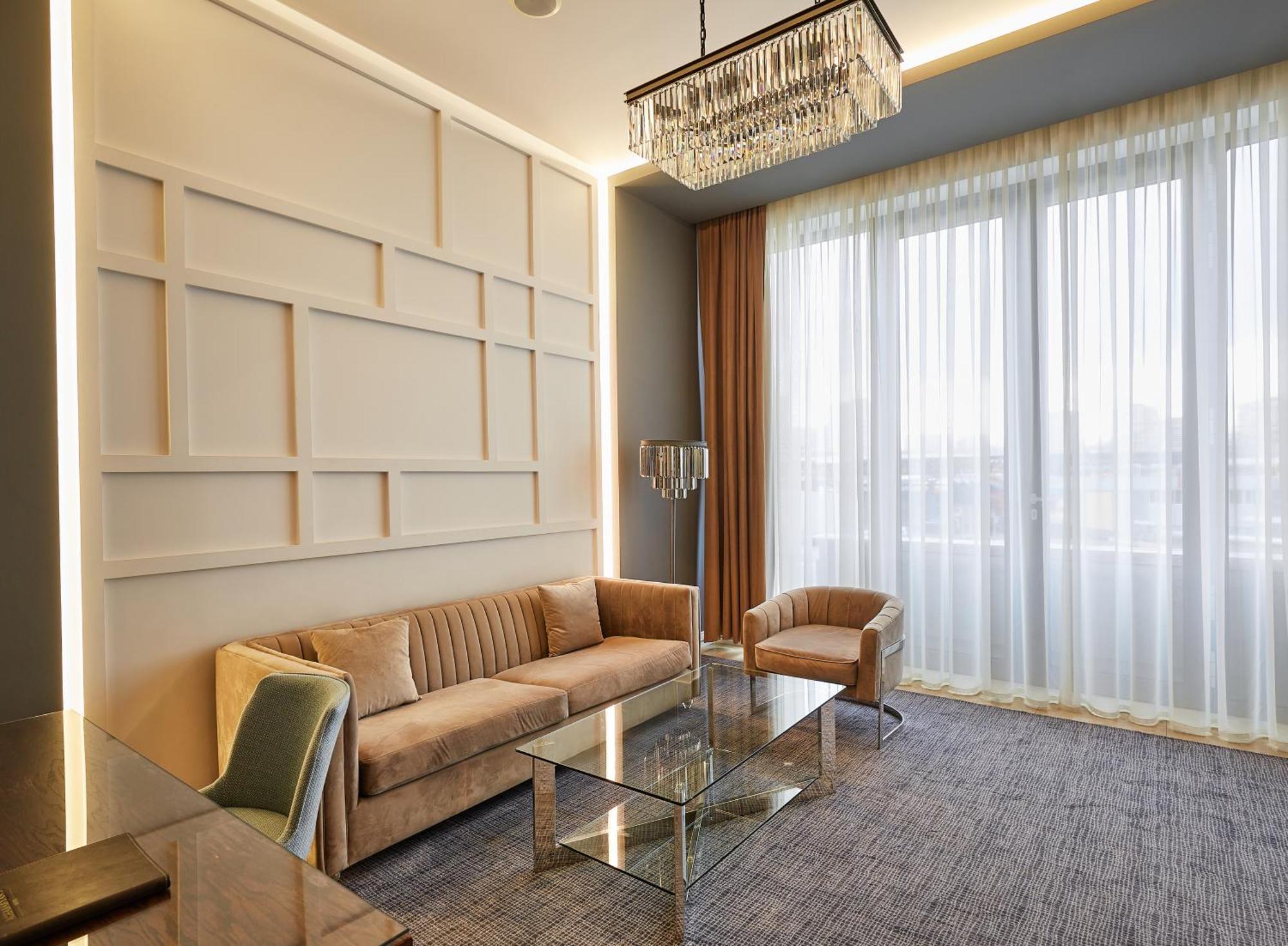 Aghababyan'S Hotel Jerevan Exteriér fotografie A living room in a suite at the hotel