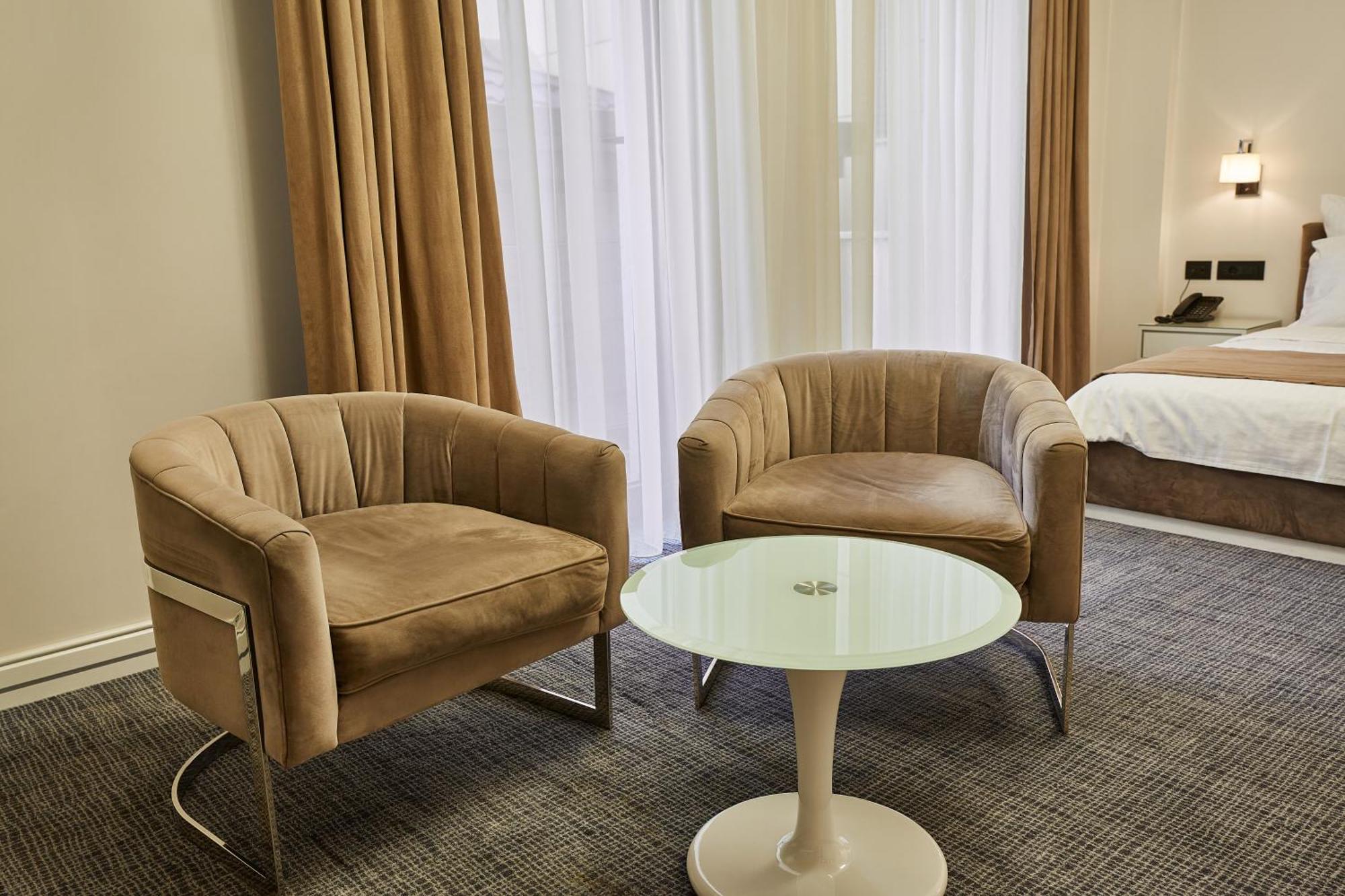 Aghababyan'S Hotel Jerevan Pokoj fotografie A pair of club chairs