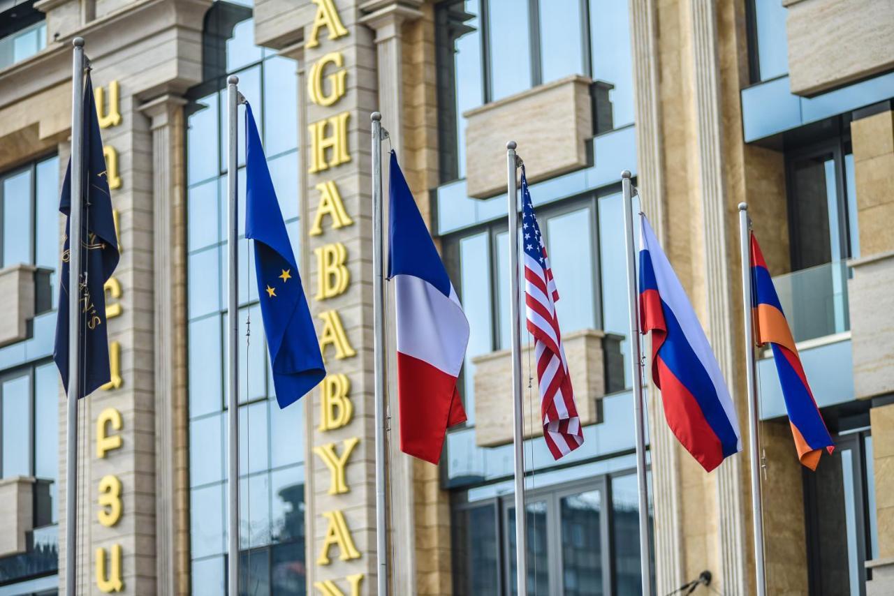 Aghababyan'S Hotel Jerevan Exteriér fotografie Flags of the European Union, France, the United States, Russia and Armenia in front of the headquarters of the Eurasian Economic Union in Minsk